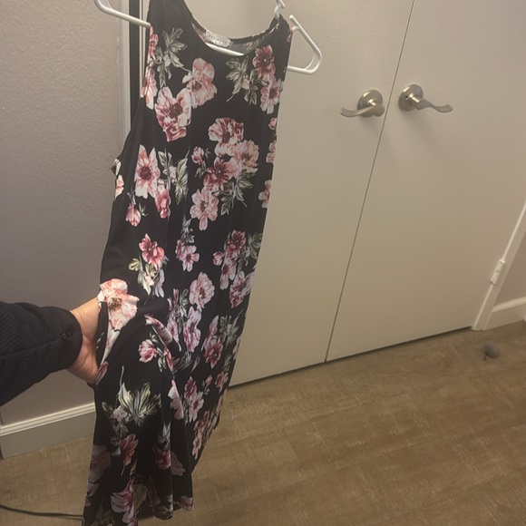 Short pocketed socialite floral dress - Picture 3 of 3